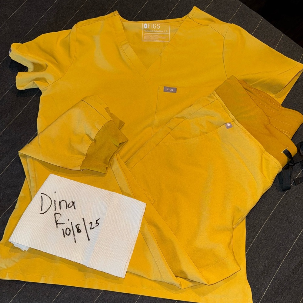 Figs light gold Small Catarina top Medium Zamora jogger